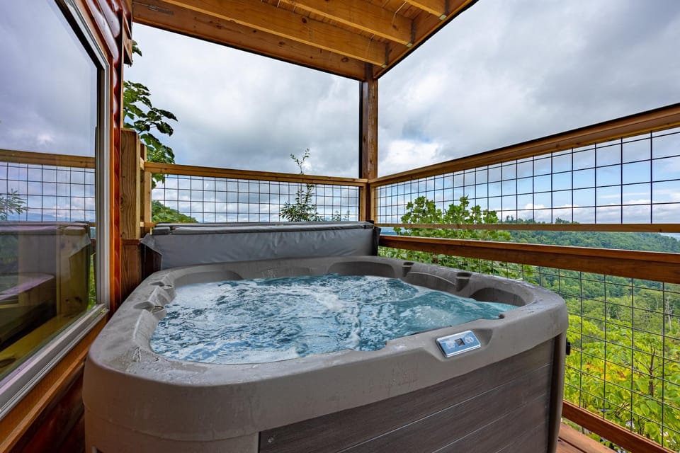Top O the Mornin' Breathtaking mountain views, seasonal resort pool, hot tub, game room, Wi-Fi Chalet in Sevier County
