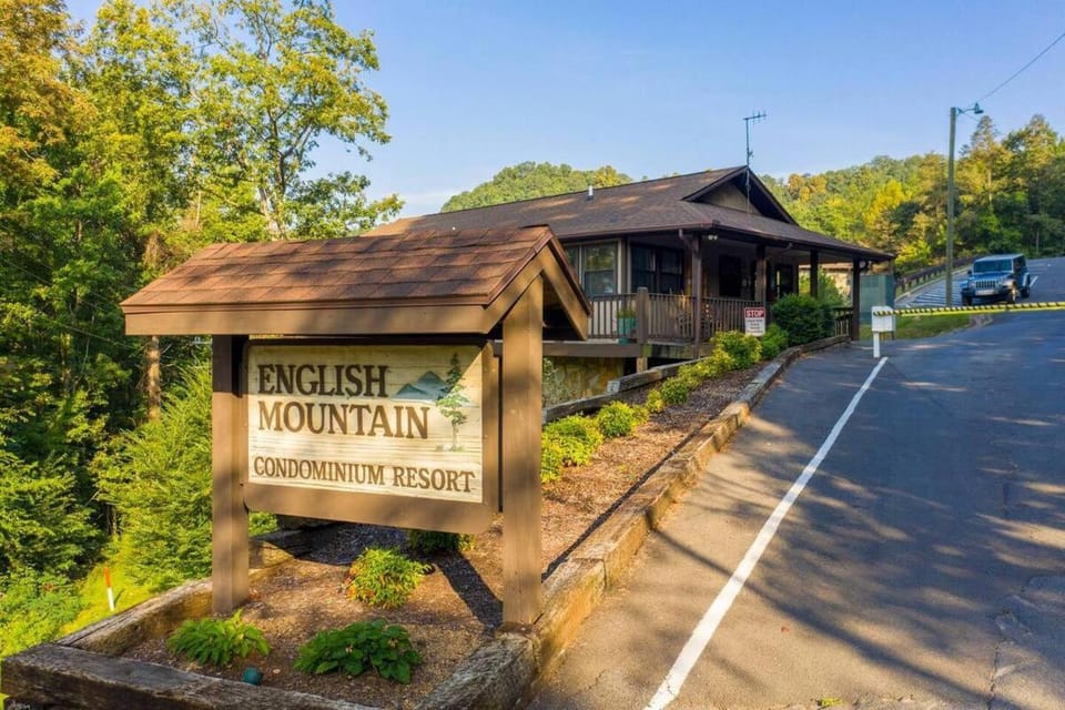 FREE Dollywood ticket & more, second level condo w king bed loft House in Sevier County
