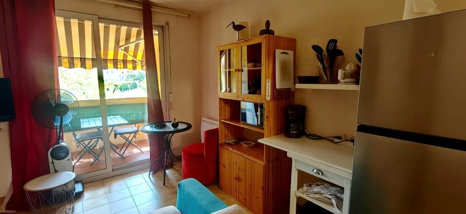 Lovely studio with balcony - near the beach Apartment in Saint-Raphael