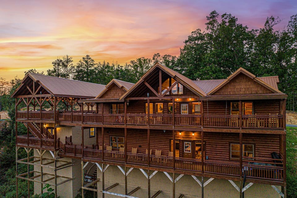 Papa Bear's Mountain Lodge-amazing gametheater room, indoor year-round pool, great location, Wi-Fi Chalet in Sevier County