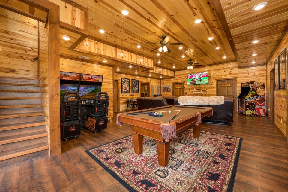 Papa Bear's Mountain Lodge-amazing gametheater room, indoor year-round pool, great location, Wi-Fi Chalet in Sevier County