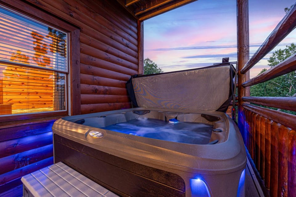Papa Bear's Mountain Lodge-amazing gametheater room, indoor year-round pool, great location, Wi-Fi Chalet in Sevier County