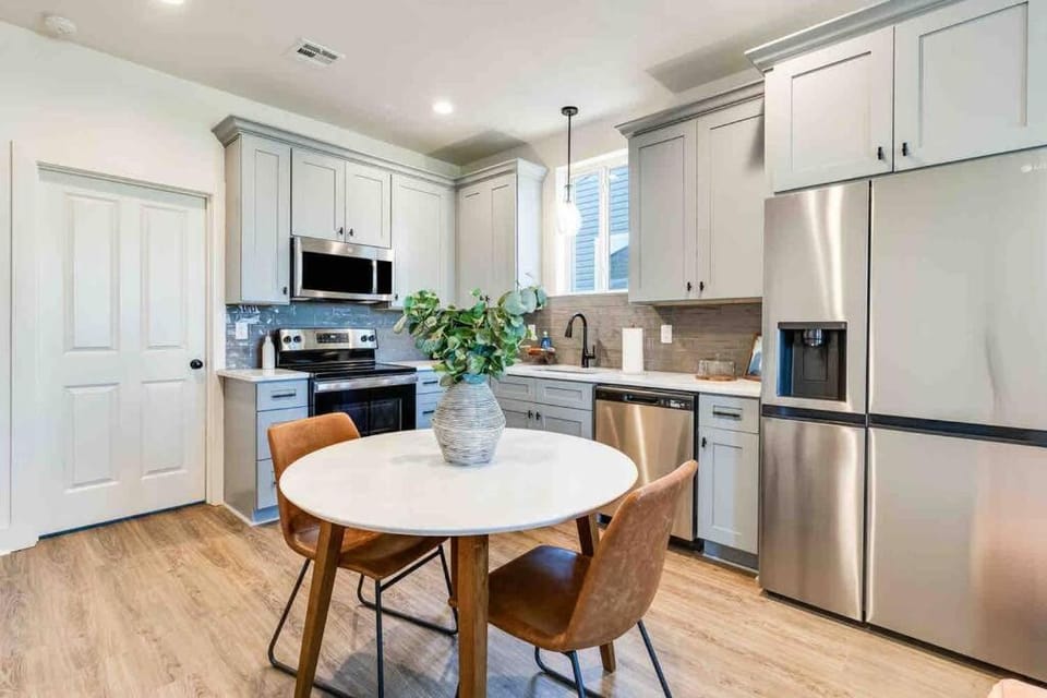 Coffee/tea facilities, Kitchen or kitchenette, Dining area, dishwasher, oven, stove, toaster