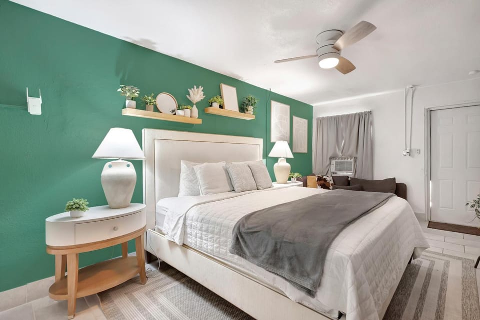 King Bed Modern Stay Always Fresh and Comfy Chalet in Lake Okeechobee