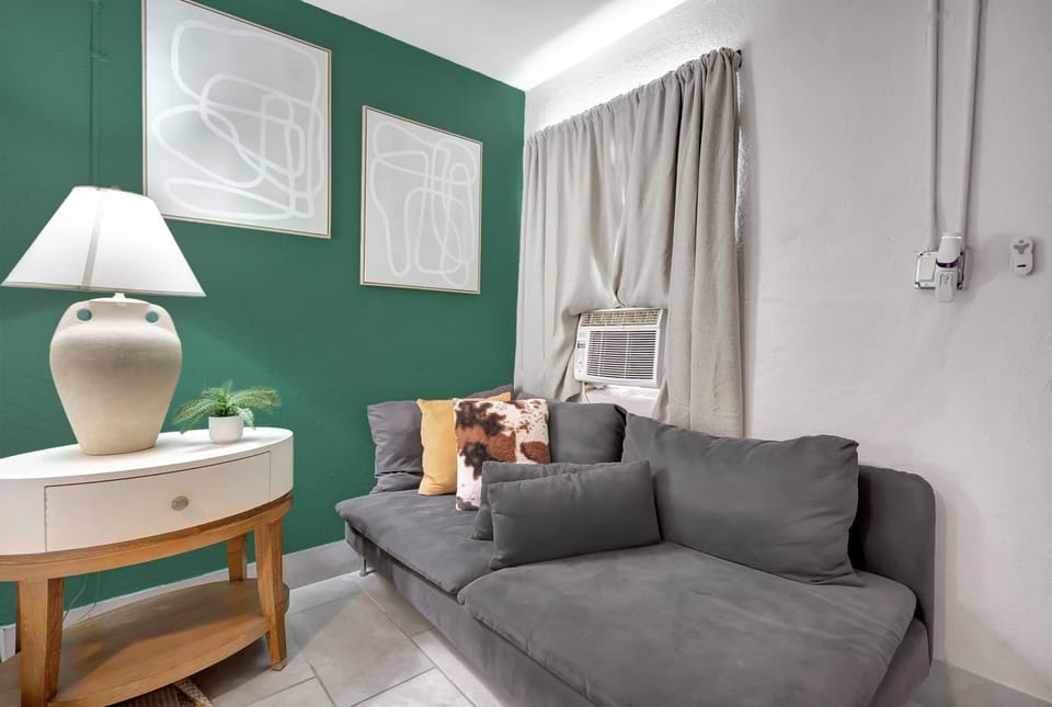 King Bed Modern Stay Always Fresh and Comfy Chalet in Lake Okeechobee