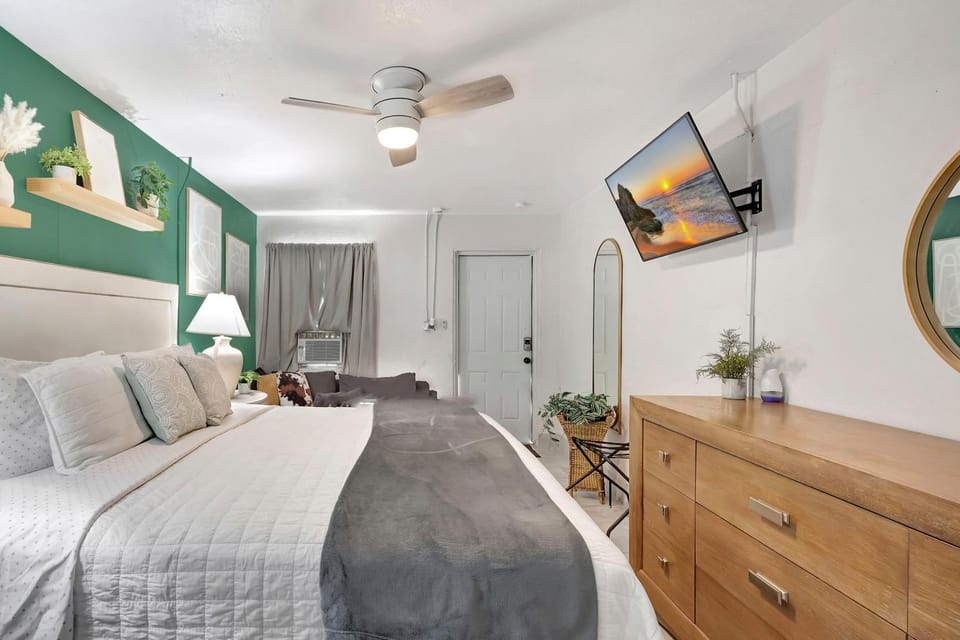 King Bed Modern Stay Always Fresh and Comfy Chalet in Lake Okeechobee