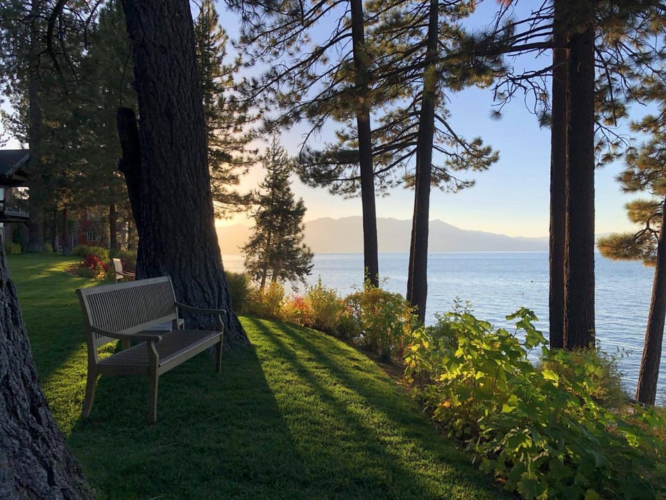 Lakefront Luxury Walkable Gym Hot Tub PEAK 15 Apartment in Al Tahoe
