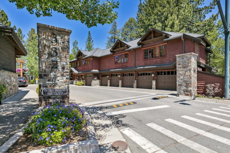 Remodeled Luxury Lakeview w Fireplace Hot Tub Gym PEAK SS13 Apartment in Al Tahoe