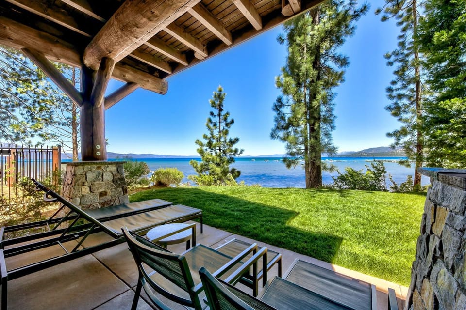 Lakefront Modern Luxury w Hot Tub Fireplace PEAK SS1 Apartment in Al Tahoe
