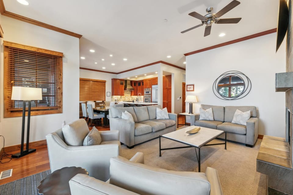 TV and multimedia, Kitchen or kitchenette, Living room, Seating area, furniture