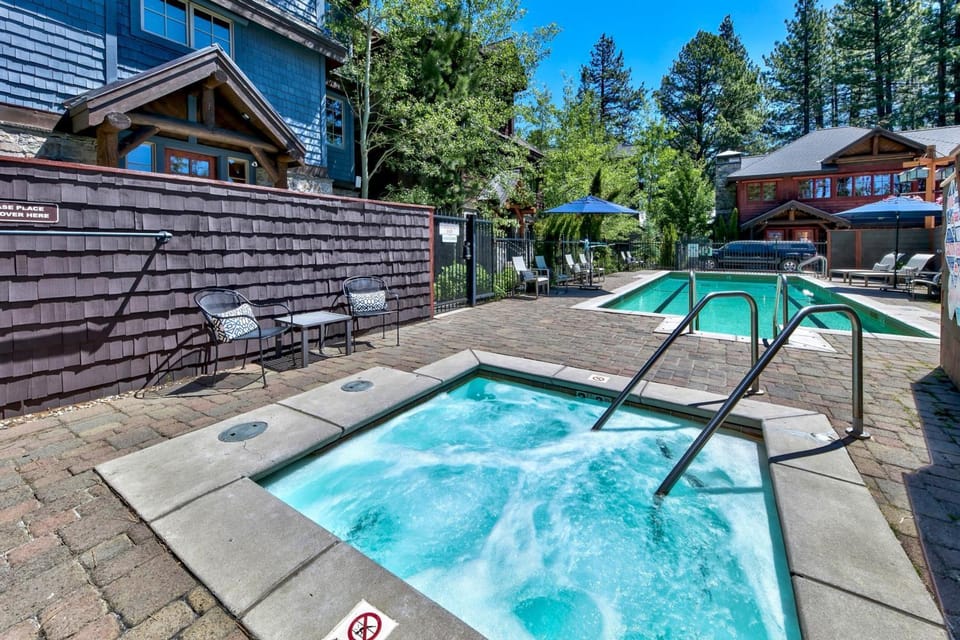 Lakefront Modern Luxury w Hot Tub Fireplace PEAK SS1 Apartment in Al Tahoe
