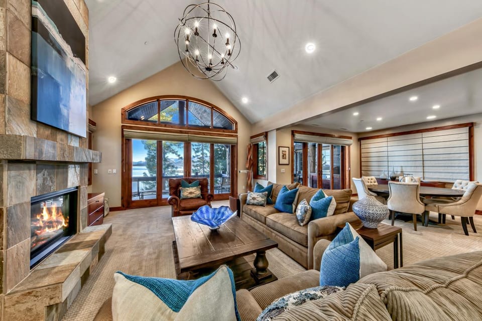 Contemporary Lakefront w Hot tub Gym Fireplace SS2 Apartment in Al Tahoe