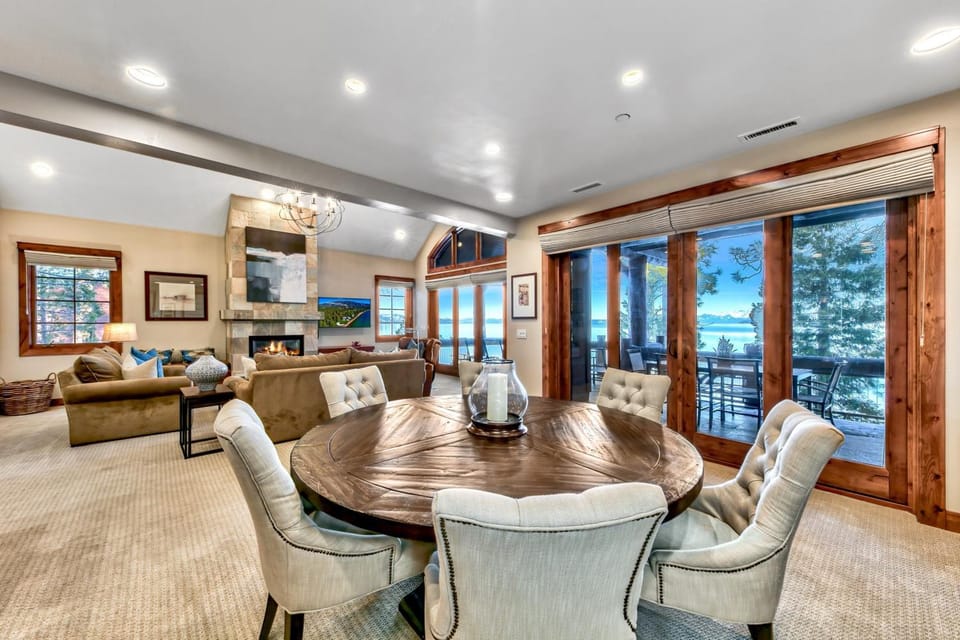 Contemporary Lakefront w Hot tub Gym Fireplace SS2 Apartment in Al Tahoe