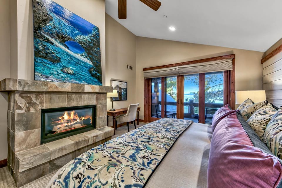 Contemporary Lakefront w Hot tub Gym Fireplace SS2 Apartment in Al Tahoe