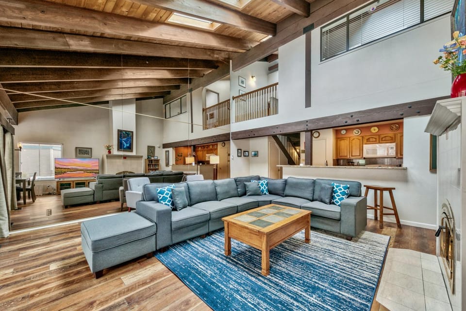 Lakeland Village #603 Lakeview - See & Ski Tahoe-Steps to Lake House in South Lake Tahoe