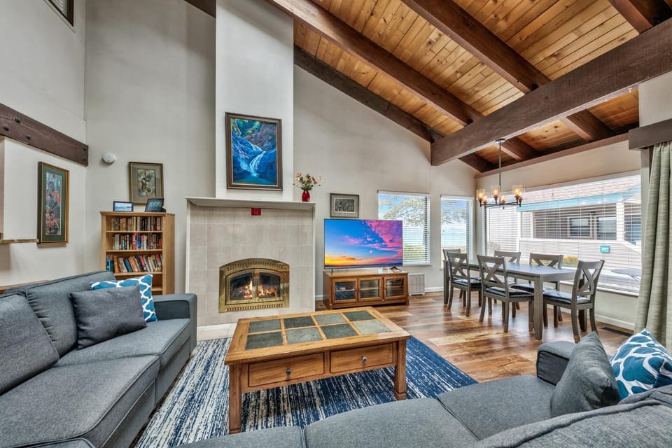 Lakeland Village #603 Lakeview - See & Ski Tahoe-Steps to Lake House in South Lake Tahoe