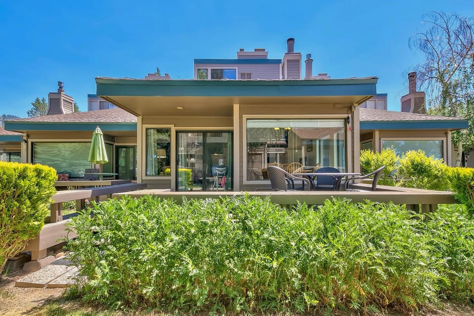 Lakeland Village #603 Lakeview - See & Ski Tahoe-Steps to Lake House in South Lake Tahoe