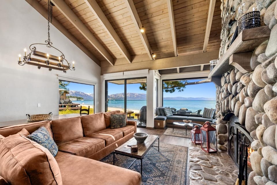 Day, View (from property/room), Living room, Seating area, Lake view, Mountain view, fireplace, furniture