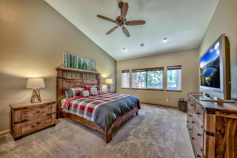 Bed, Day, Natural landscape, TV and multimedia, Bedroom, furniture