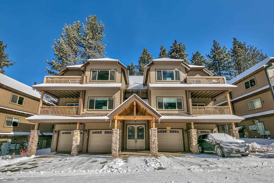 Property building, Facade/entrance, Day, Winter, Balcony/Terrace, Parking