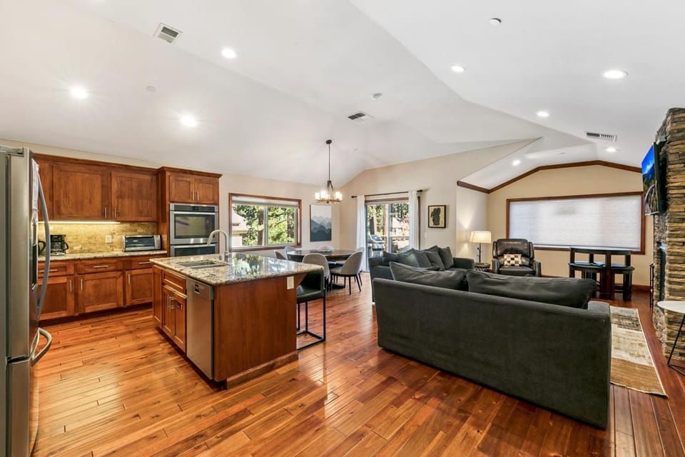 Day, TV and multimedia, Kitchen or kitchenette, Living room, Seating area, fireplace, furniture, kitchen