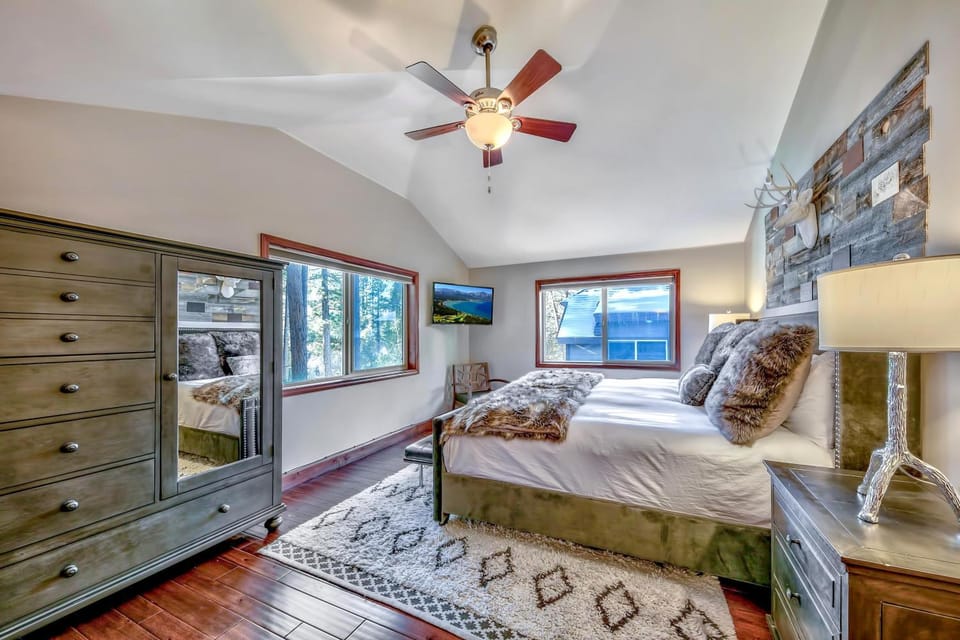 Bed, TV and multimedia, View (from property/room), Bedroom, furniture