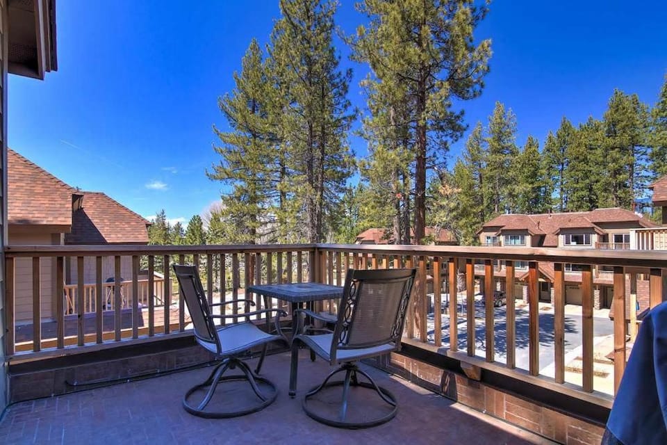 Day, Natural landscape, Balcony/Terrace, Seating area, furniture