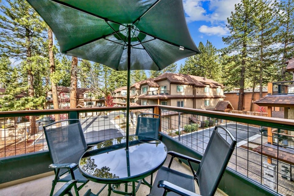 Great location! Walk to Gondola & Lake Tahoe woods #603 House in South Lake Tahoe