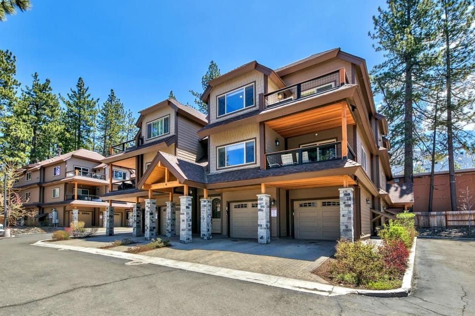 Property building, Facade/entrance, Day, Natural landscape, Parking