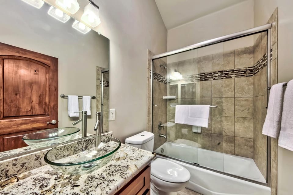 Shower, Toilet, Bathroom, Bath, towels