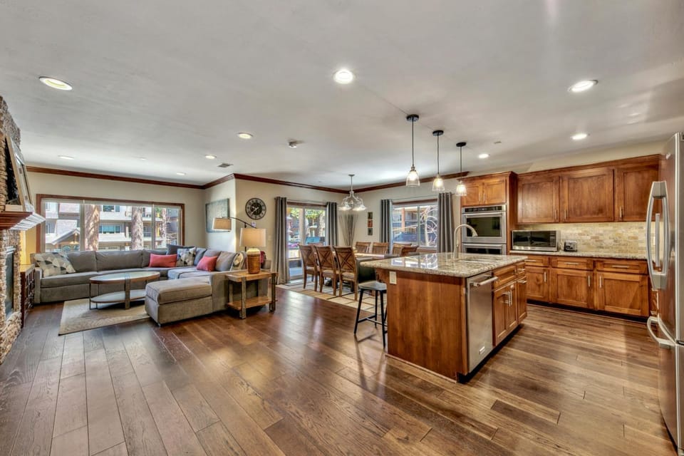 Day, Kitchen or kitchenette, Living room, Seating area, fireplace, furniture