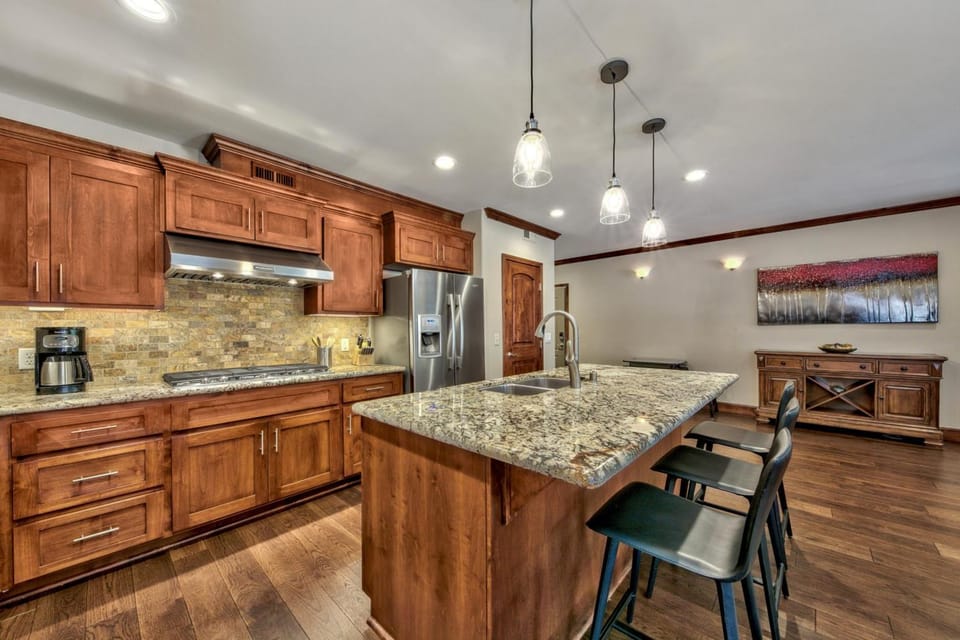 Coffee/tea facilities, Kitchen or kitchenette, furniture, microwave, oven, stove