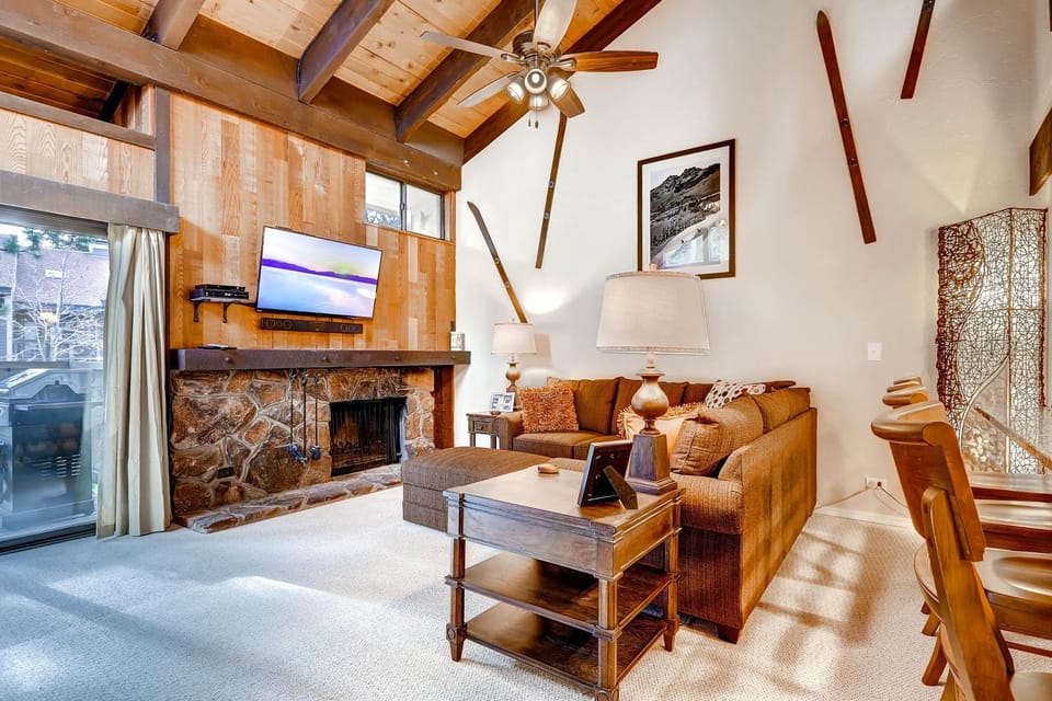 Steps to the beach Pool Hot Tub Sauna LLV480 House in South Lake Tahoe