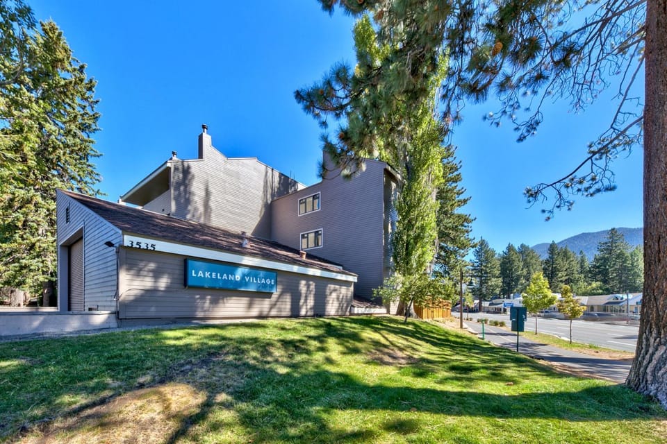 Lakeland Village #462 - Pine Peak Paradise 2.5BR House in South Lake Tahoe