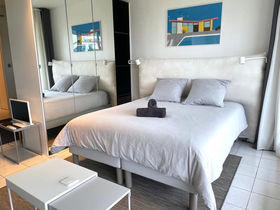 Bed, TV and multimedia, Photo of the whole room, Bedroom, towels