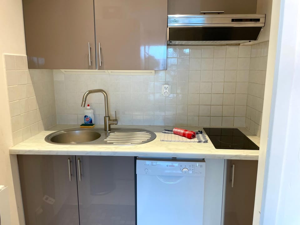 Kitchen or kitchenette, stove