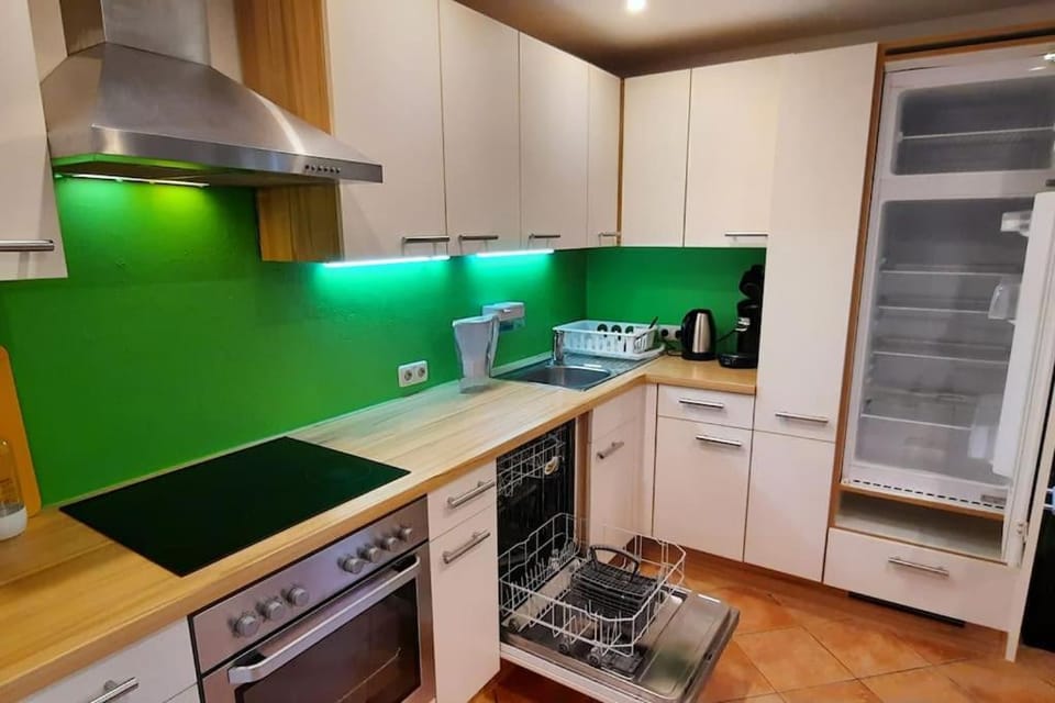 Kitchen or kitchenette, dishwasher, stove