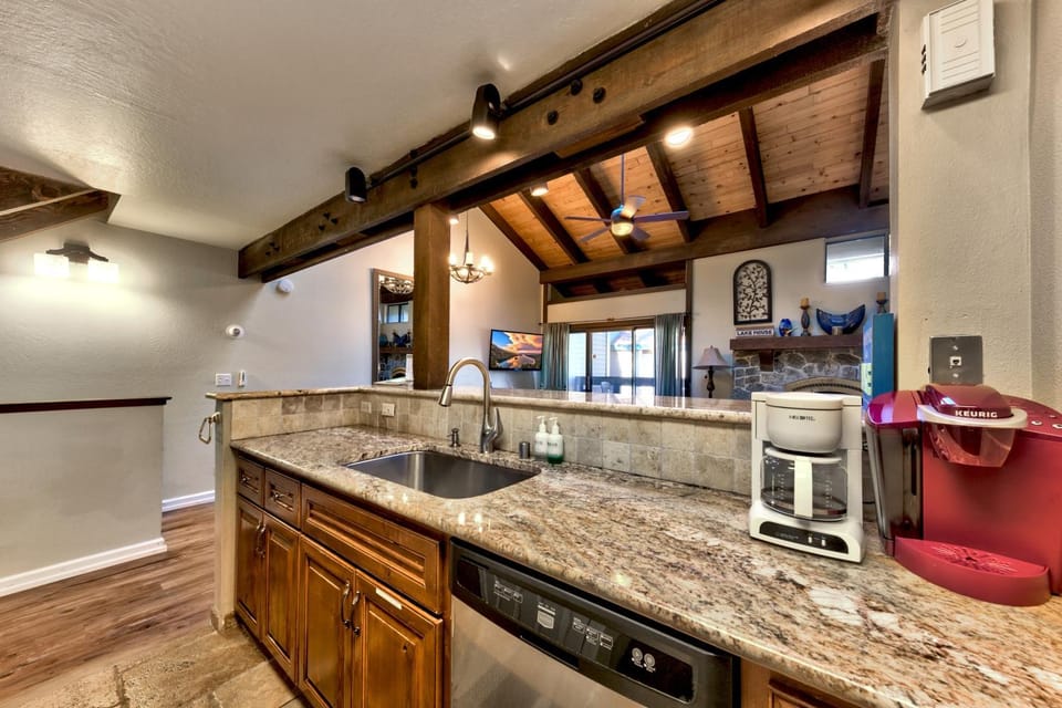 TV and multimedia, Coffee/tea facilities, Kitchen or kitchenette, dishwasher, fireplace, furniture