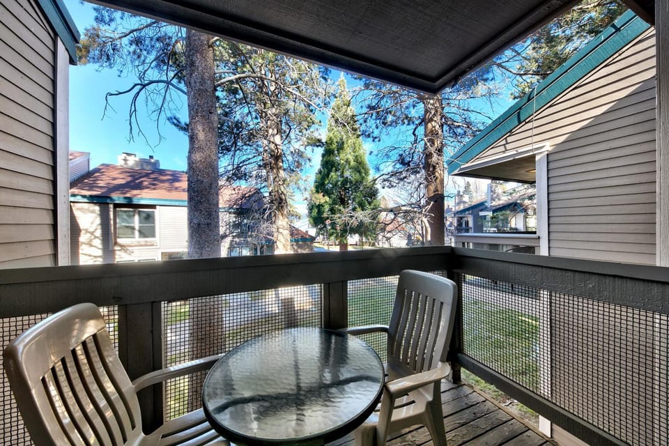 Day, Neighbourhood, Natural landscape, Balcony/Terrace, Seating area, furniture