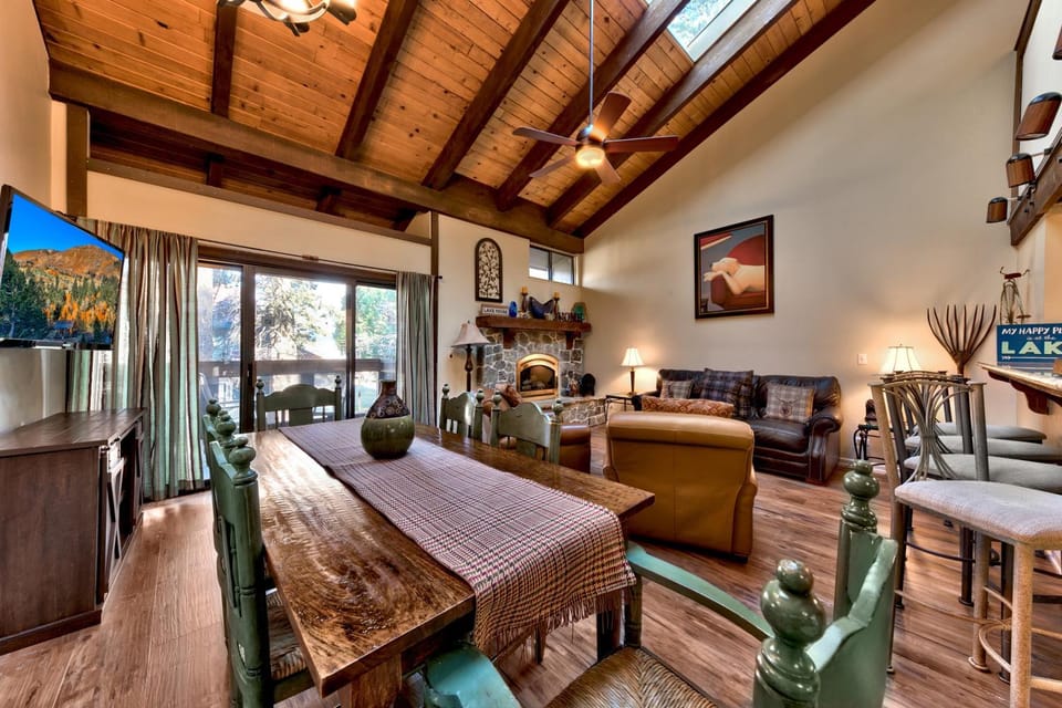 Day, TV and multimedia, Living room, fireplace, furniture