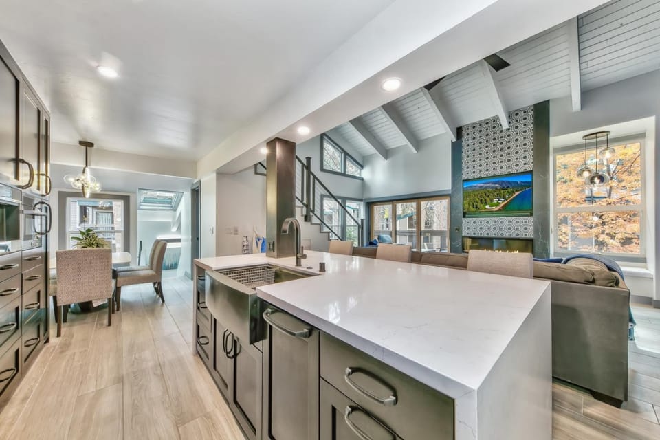 Kitchen or kitchenette, Living room, Seating area, Dining area, furniture