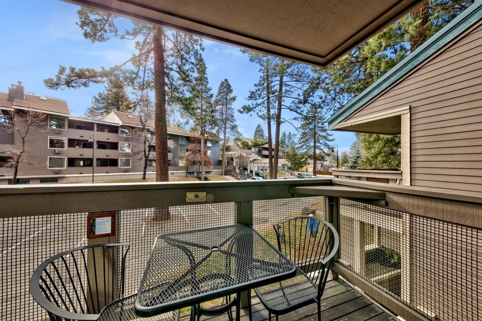 Lakeland Village #495 - Stellers Jay’s Nest Hot Tubs Beach House in South Lake Tahoe