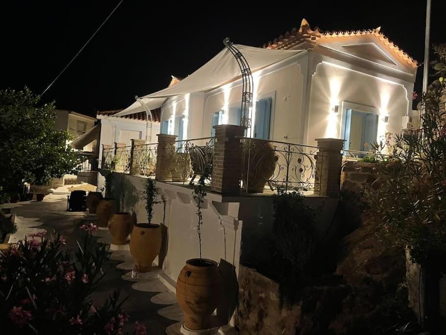 Stunning 1 bed Poros house presented by Lazydaze. Apartment in Islands