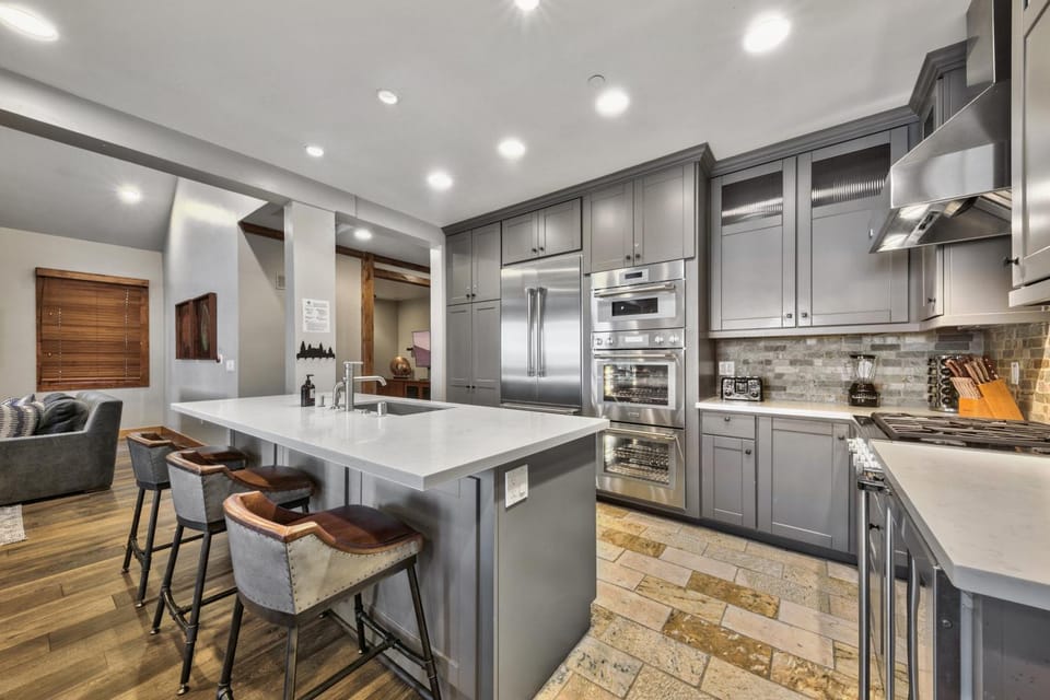 Kitchen or kitchenette, Seating area, furniture, microwave, minibar, oven, kitchen