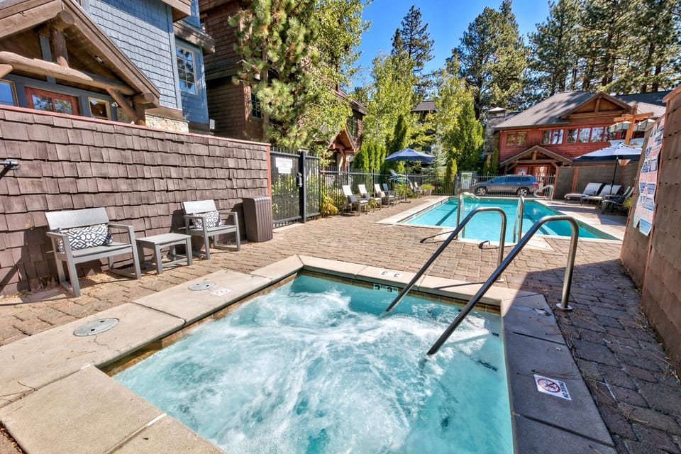 Day, Natural landscape, Hot Tub, Swimming pool