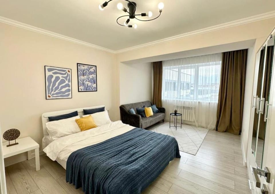 Bed, Photo of the whole room, Seating area, Bedroom