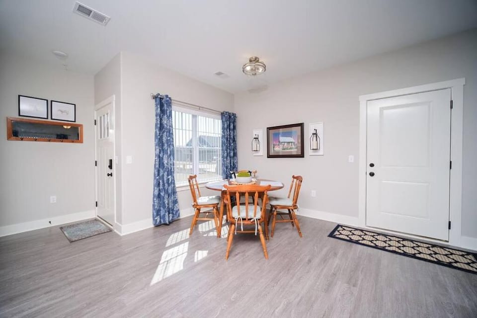 Main Floor Cozy 2 Bedroom Condo in Bettendorf Apartment in Bettendorf