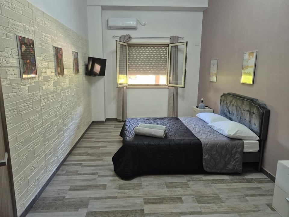 Bed, TV and multimedia, Bedroom, towels