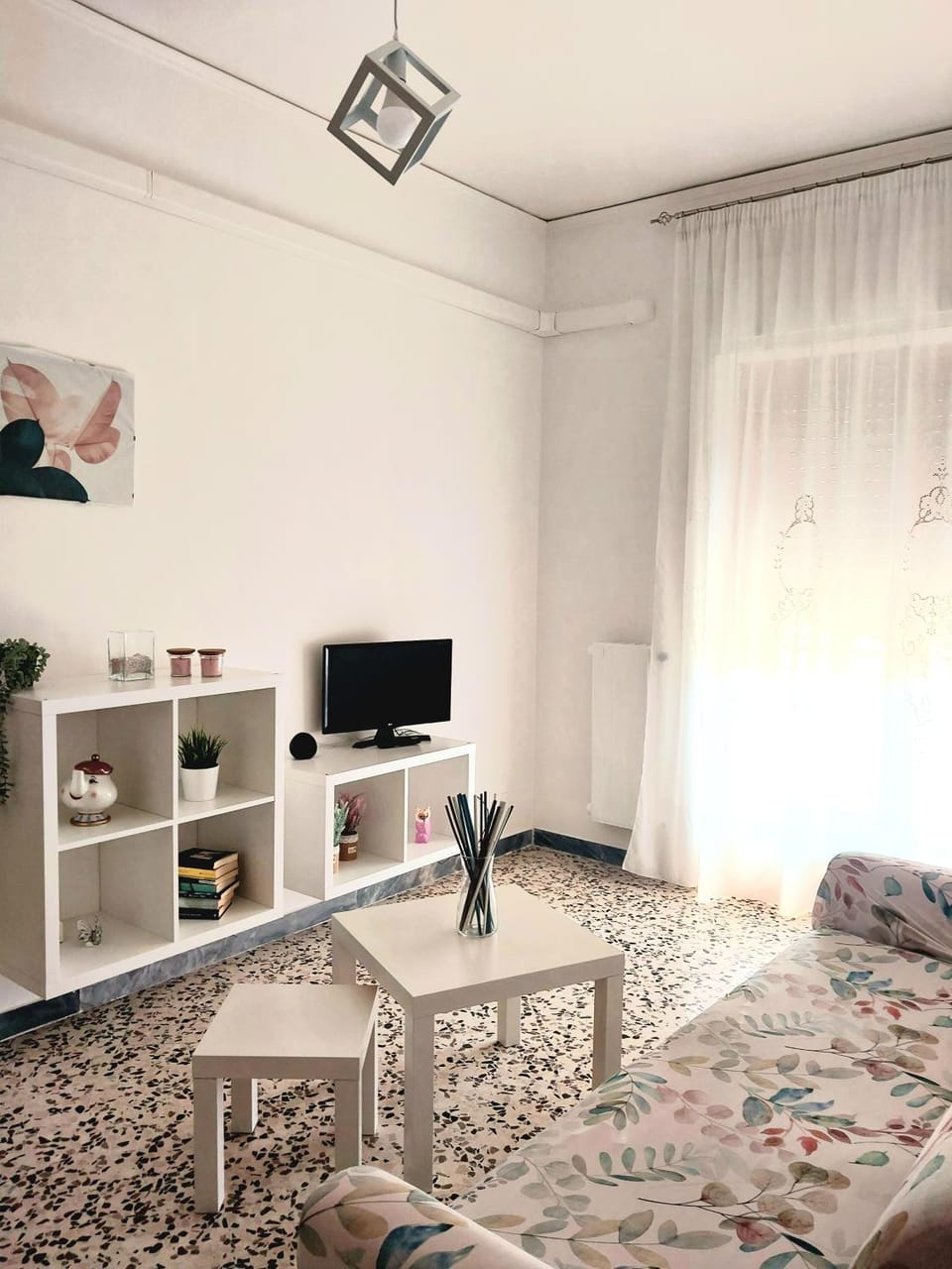 Bed, TV and multimedia, Living room, Seating area, internet, internet