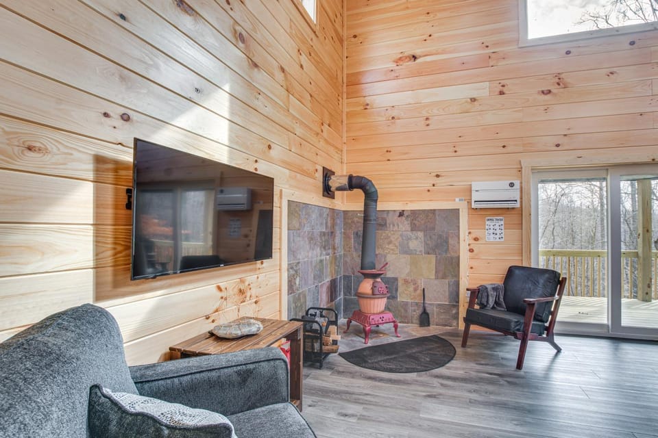 Modern Salineville Cabin on 13 Acres w/ Fire Pit! Cabin in Ohio